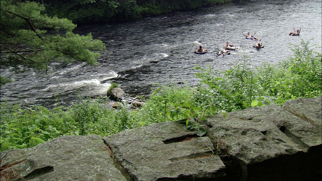 康涅狄格法明顿河上，一群年轻男女沿着内河漂流而下视频下载