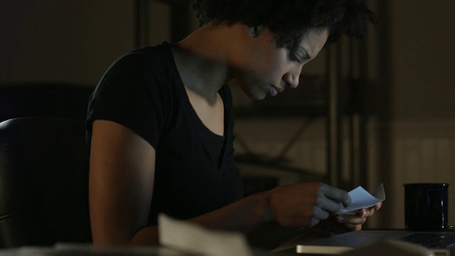TU女士晚上在家使用笔记本电脑/ Orem，犹他州，美国视频素材