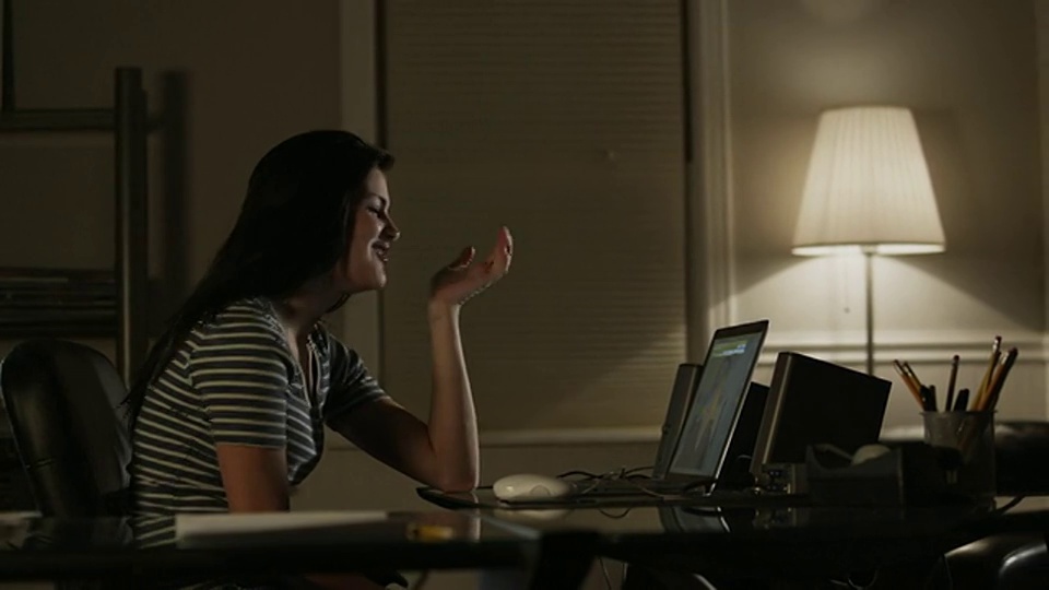潘小姐少女(16-17岁)说话和使用笔记本电脑/ Orem，犹他州，美国视频素材