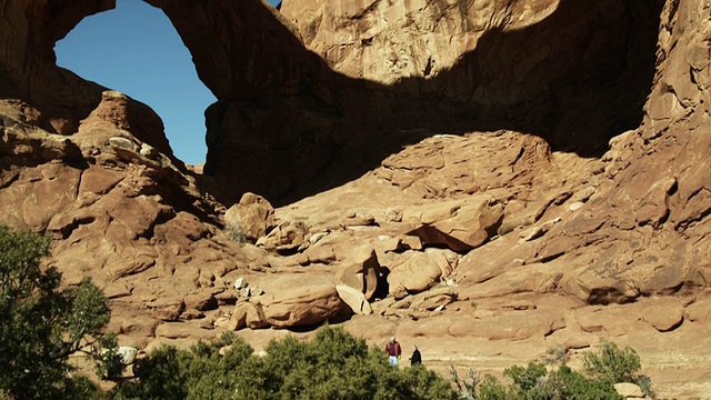 行走在拱形岩层下的人们/拱门国家公园，美国犹他州视频素材
