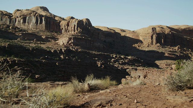 美国犹他州摩押沙漠附近的岩层徒步旅行男子视频素材