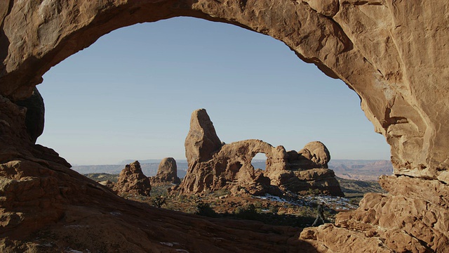 美国犹他州，摩押，美国犹他州，在拱形岩石上攀登的WS人/拱门国家公园视频下载