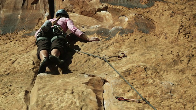 WS女人攀岩/摩押，犹他州，美国视频素材
