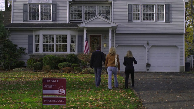 屠女士夫妇与房地产经纪人见面，看房子出售/威科夫，新泽西州，美国视频下载