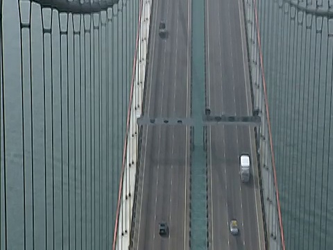 MS HA在青马桥上的道路，倾斜向上，有一辆汽车到桥的支点的WS，海岛可见于B/G。视频下载