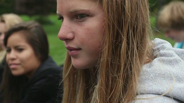 少女(16-17岁)与朋友在公园/卡泽诺维亚，纽约，美国视频下载