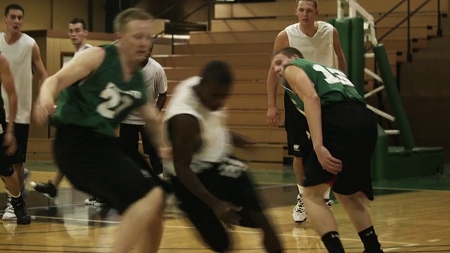 SLO MO WS PAN MS年轻男子在体育馆打篮球/布埃纳维斯塔，弗吉尼亚，美国视频下载