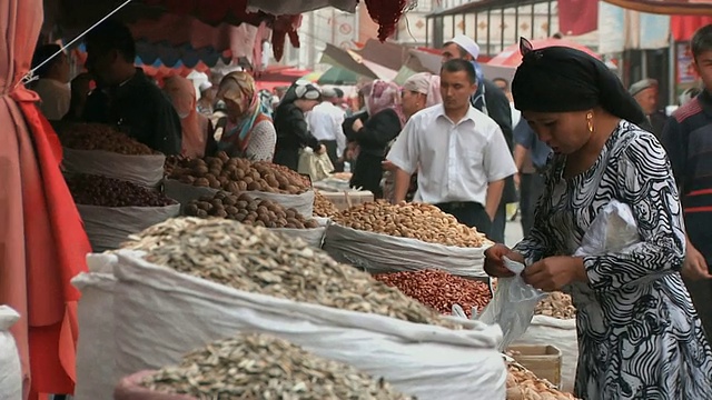 中国新疆喀什，MS周日市场上卖食物的摊位视频下载
