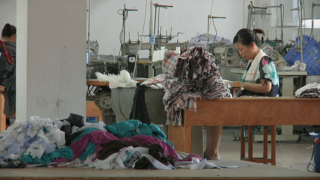 中国浙江宁波服装厂缝纫机旁的女工视频素材