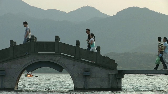 中国，浙江，杭州，横跨西湖的WS人天桥视频下载