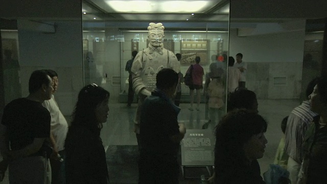 中国山西西安，游客在博物馆观看和拍摄兵马俑视频下载