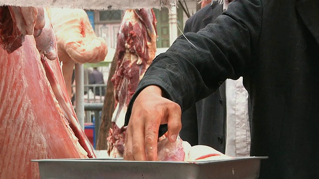 中国新疆喀什，cuvendor羊肉的切割和称重视频下载