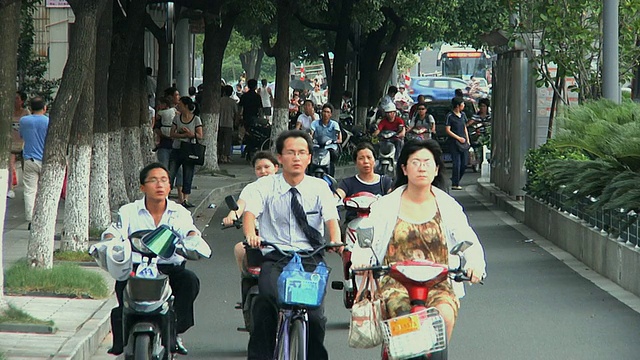 中国浙江宁波，骑自行车和摩托车的人视频素材