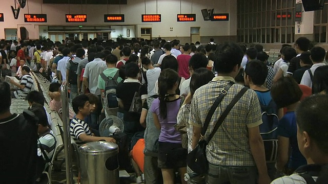 中国北京，WS火车站候车区，人们正走向上车站台视频素材