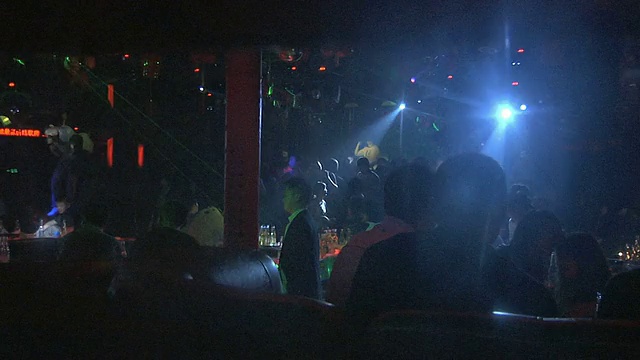 WS年轻人在烟雾缭绕的迪斯科舞厅里跳舞/中国江苏扬州视频素材