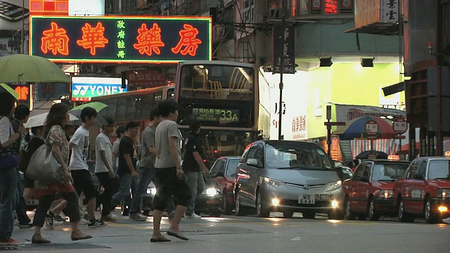 慢行MO WS拥挤的人行横道/中国香港视频下载
