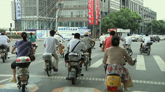中国浙江宁波，WS摩托车通过十字路口驶离视频素材