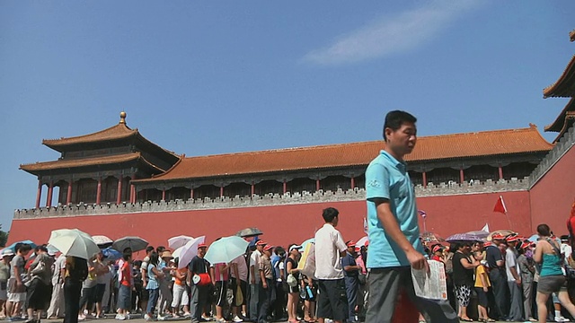 中国北京，游客等待进入紫禁城午门视频下载