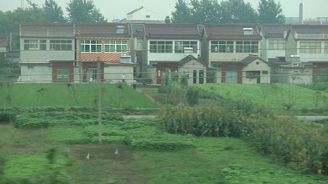 中国江苏扬州市郊高速列车上的小农田和房子视频下载