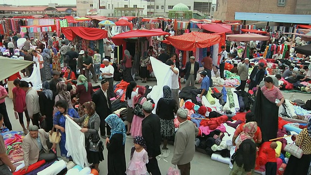 中国新疆喀什周日市场的WS HA PAN织物集市视频素材