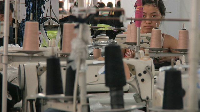 中国浙江宁波，在工厂缝纫机旁工作的妇女视频素材