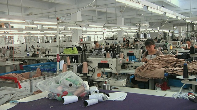 中国浙江宁波纺织厂的女工视频素材