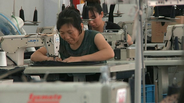 中国浙江宁波，女工在缝纫机旁工作视频素材