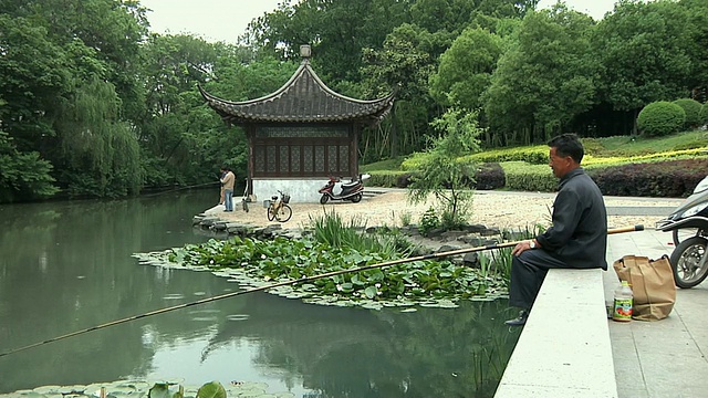 WS人在公园池塘钓鱼/扬州，江苏，中国视频素材