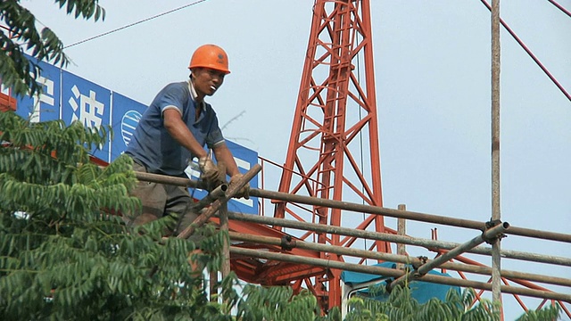 MS建筑工人在脚手架顶上/浙江宁波，中国视频素材