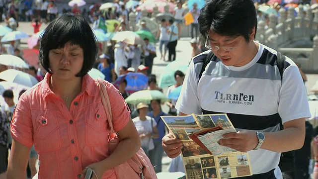 中国北京，游客们走上紫禁城的台阶视频下载