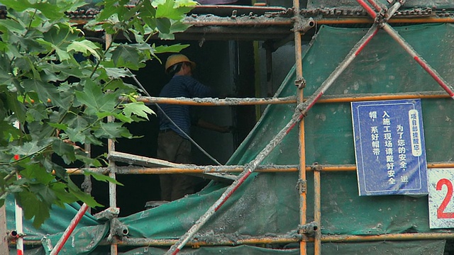 脚手架上的WS建筑工人/中国江苏扬州视频下载
