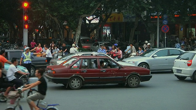 繁忙的交通十字路口与交警/江苏扬州，中国视频素材