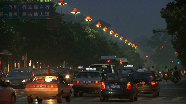 中国江苏扬州晚上繁忙街道上的交通状况视频素材