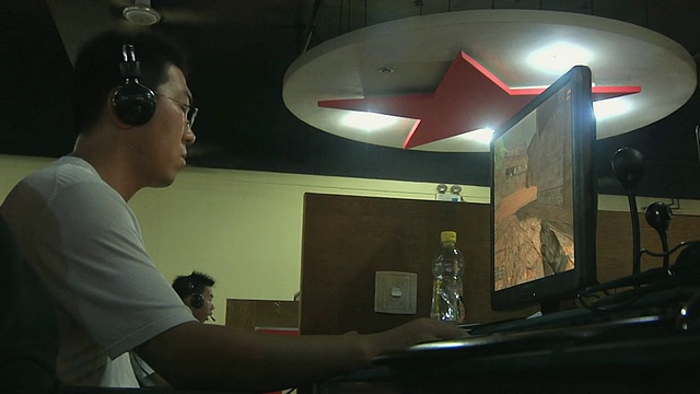 网络咖啡厅里玩FPP游戏的人的MS概况/江苏扬州视频素材