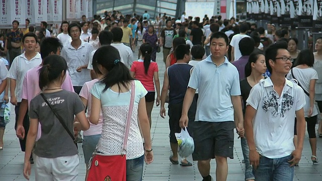 SLO MO WS拥挤的人行道/中国浙江宁波视频下载