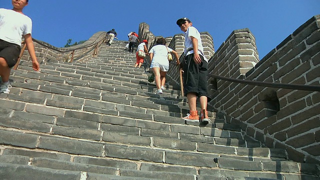 中国北京八达岭，游客攀登中国长城陡坡视频下载