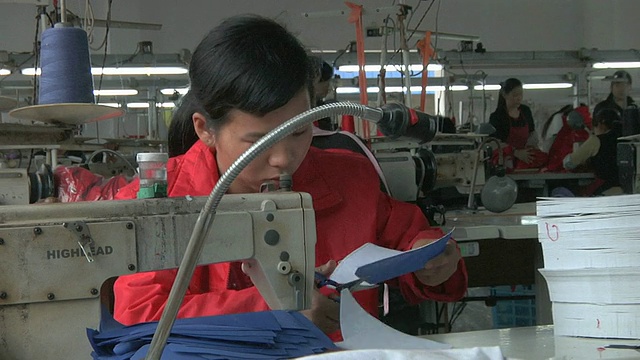 中国江苏扬州MS工厂缝纫机工人视频素材