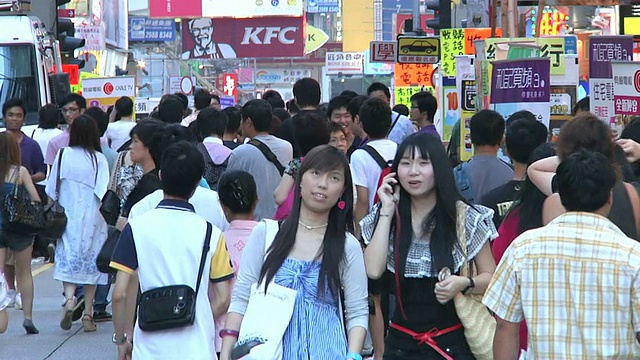 中国香港，拥挤的人行道上，背景是商店的招牌视频下载