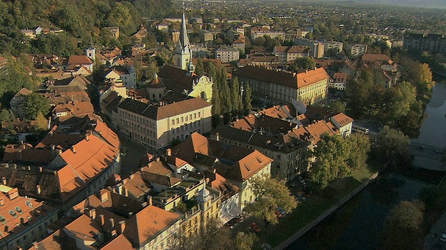 空中的卢布尔雅那老城与卢布尔雅那河/斯洛文尼亚视频下载