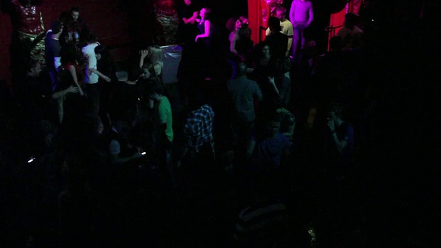 WS HA人群在夜总会，闪烁的灯光/伦敦，英国视频下载
