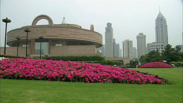广角拍摄人民广场公园，博物馆，上海天际线/上海视频下载