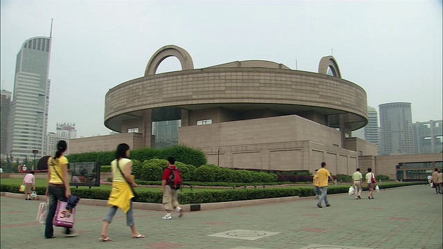广角镜头，人们走在人民广场公园上海博物馆前视频下载