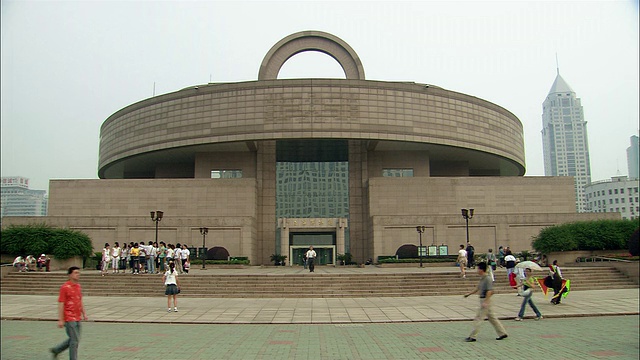 上海人民广场公园上海博物馆前的广角镜头视频下载