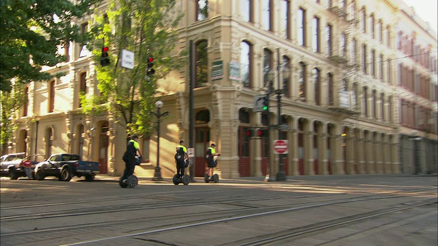 三名运输安全人员在美国俄勒冈州波特兰的人行道上骑着segway视频素材