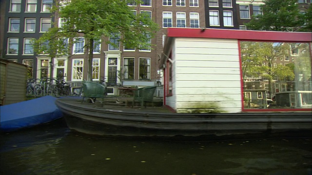 荷兰阿姆斯特丹运河上的一艘船视频下载