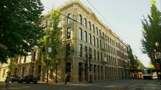 美国俄勒冈州波特兰市，街道上的缆车，背景中的旧办公楼视频素材