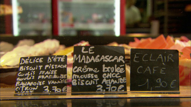 CU在面包店橱窗里手写的招牌广告，典型的法式甜点/法国巴黎视频下载