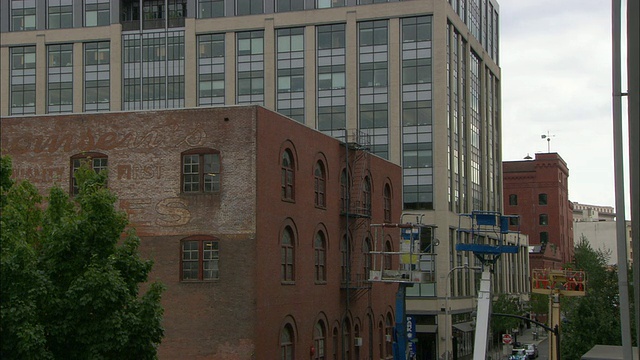 美国俄勒冈州波特兰市珍珠区MS旧砖仓库，背景为办公大楼视频下载