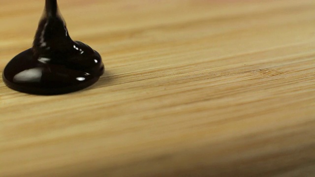 融化的巧克力倒在切菜板上视频下载