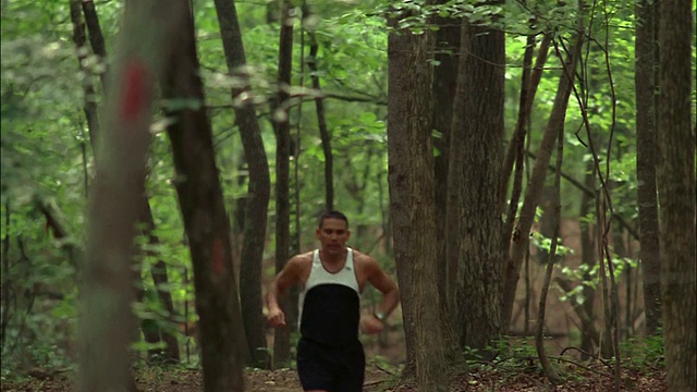 在森林小径上跑步的人/红顶山州立公园，乔治亚州视频素材